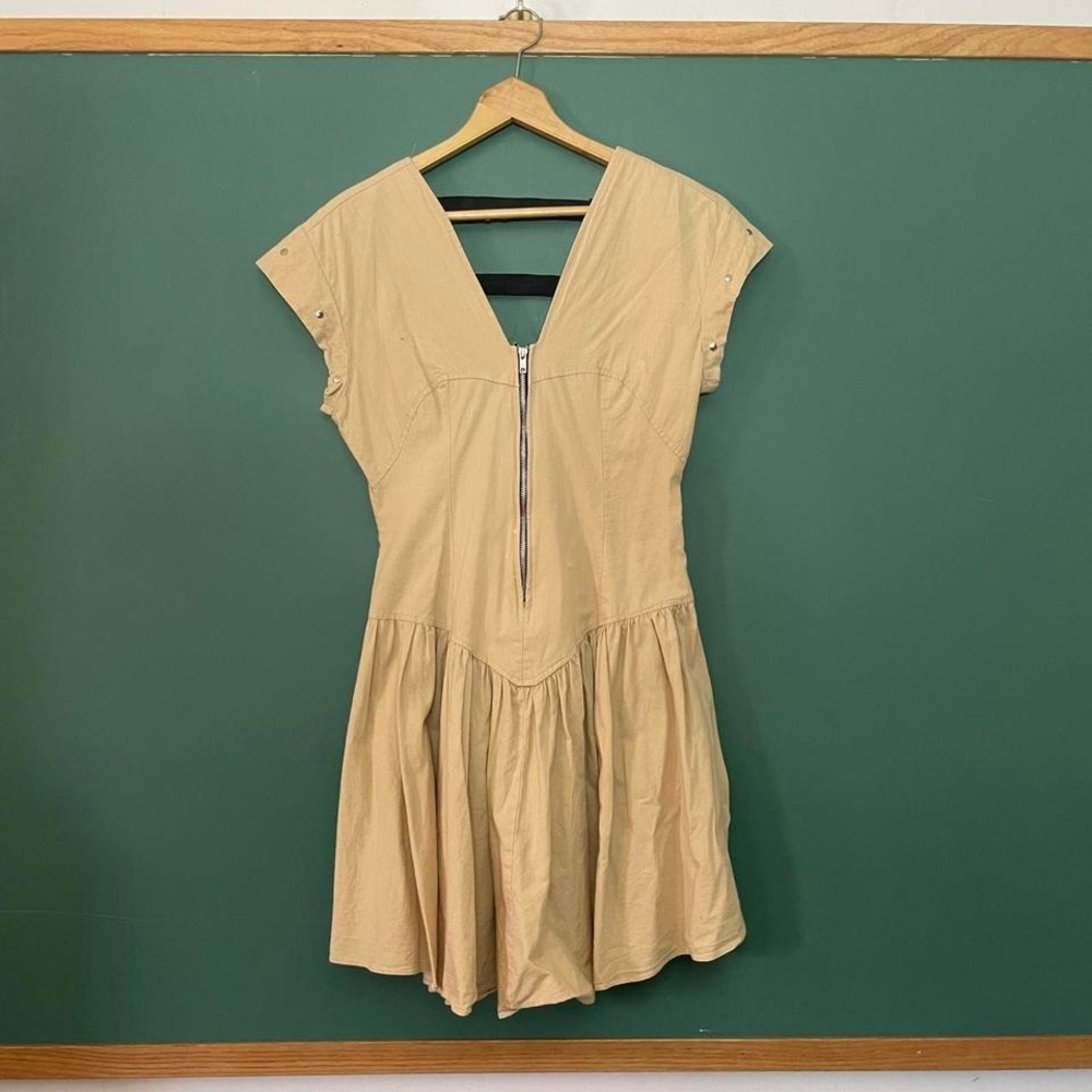 Vintage 1970/1980s tan zip front babydoll dress with cut outโ back